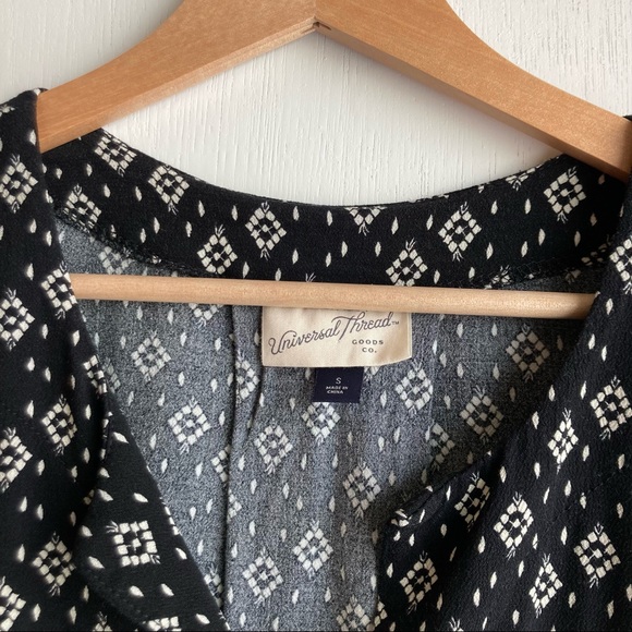 Universal Thread Women’s Top Sleeveless Black w/white print top blouse - Picture 4 of 8